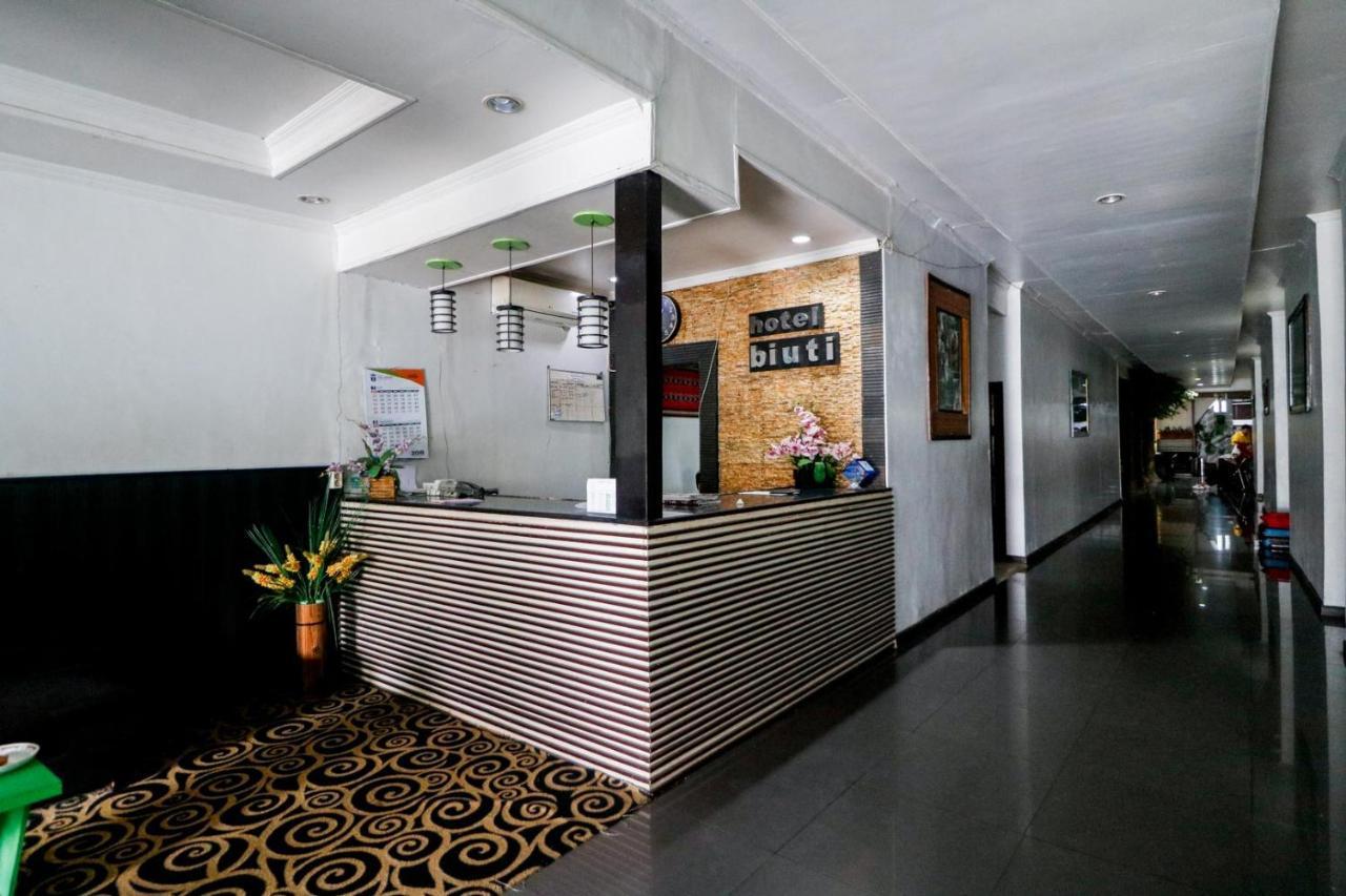 Reddoorz Plus @ Banjarmasin Tengah Hotel Exterior photo